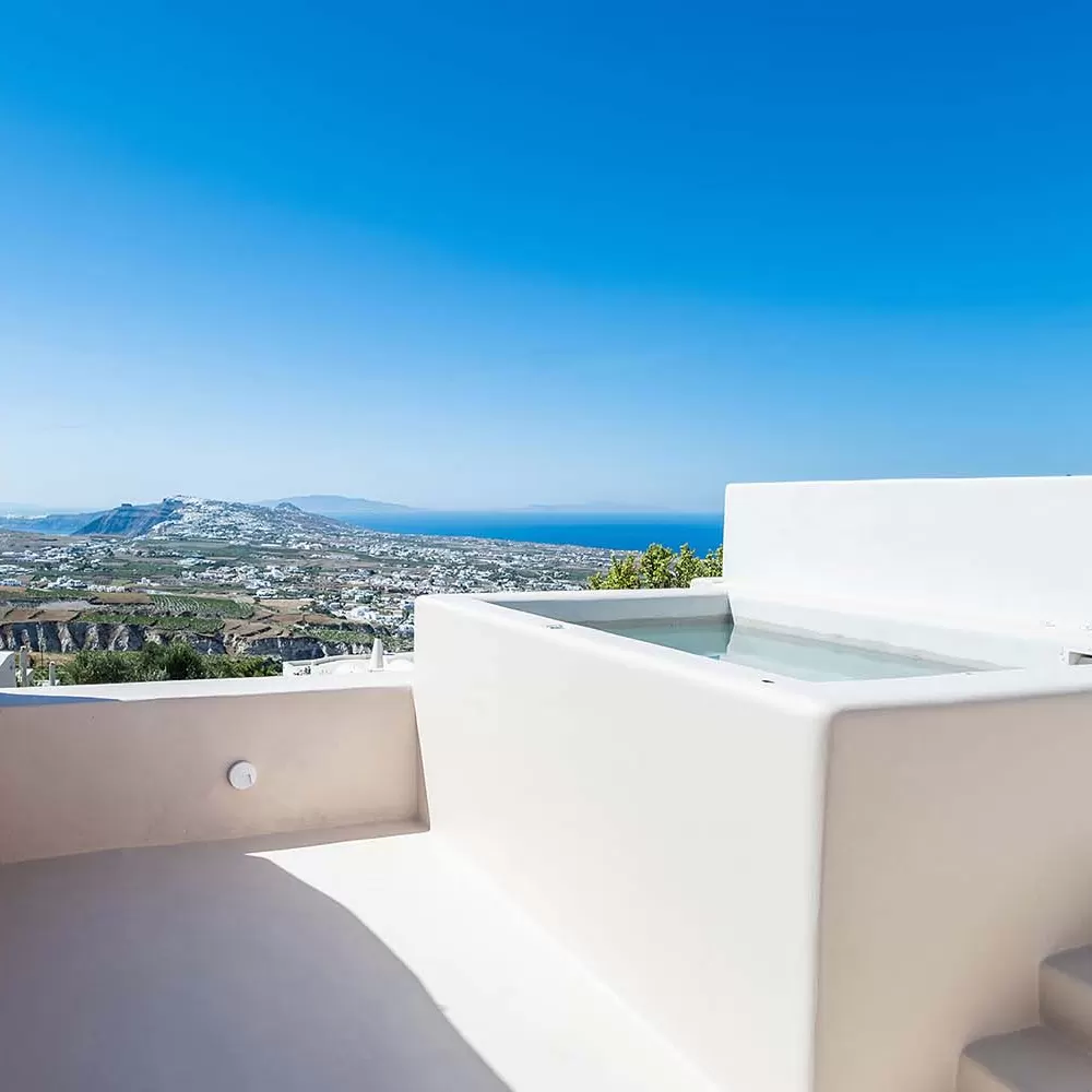 Junior suite with outdoor hot tub and sunset view at Phaos 1870, Pyrgos