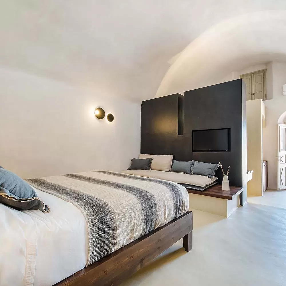 Senior Suite with outdoor hot tub and sunset view at Phaos 1870, Pyrgos