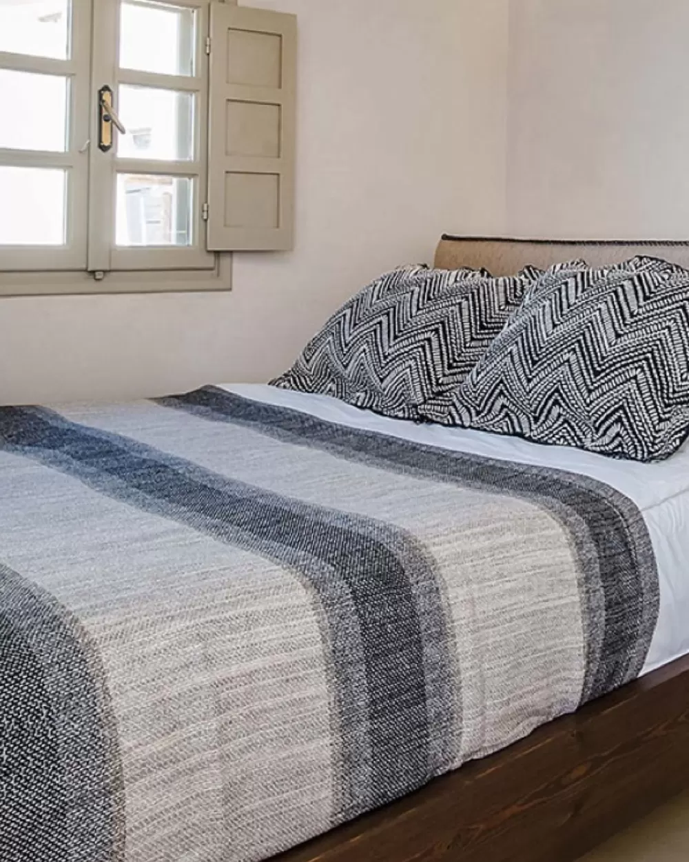 Junior suite with outdoor hot tub and sunset view at Phaos 1870, Pyrgos