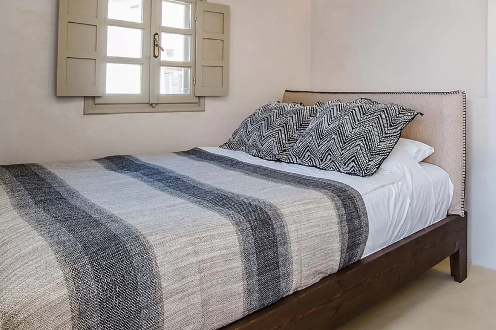 Junior suite with outdoor hot tub and sunset view at Phaos 1870, Pyrgos