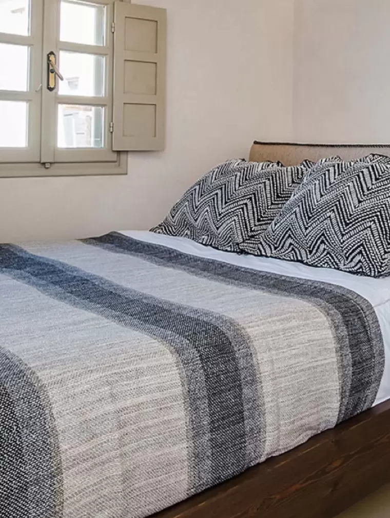 Junior suite with outdoor hot tub and sunset view at Phaos 1870, Pyrgos