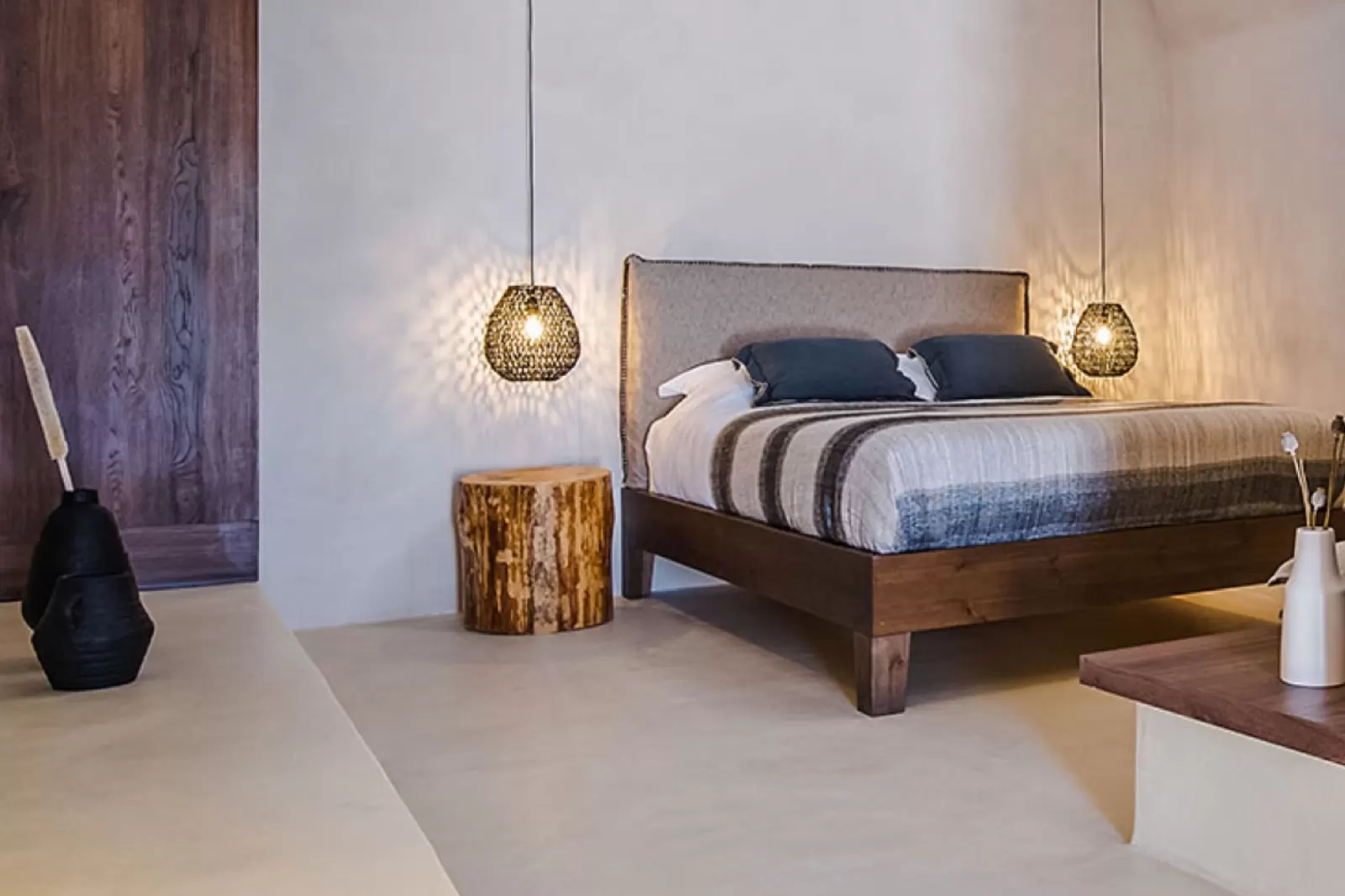 Senior Suite with outdoor hot tub and sunset view at Phaos 1870, Pyrgos